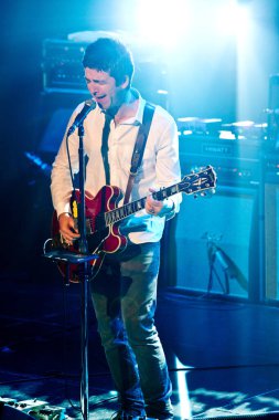 Noel Gallaghers müzik konseri sırasında sahnede sahne alıyor.  