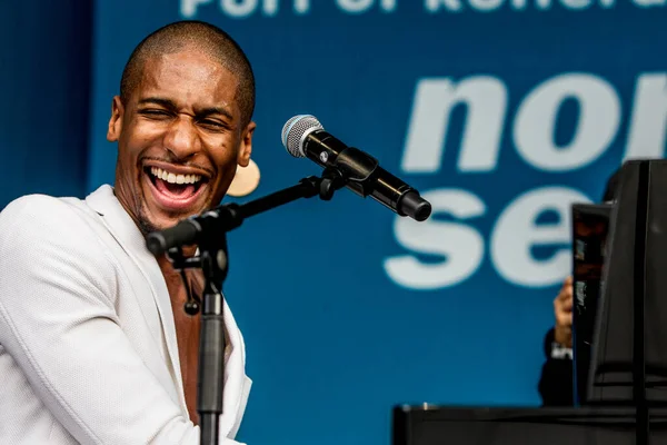 Jon Batiste Παίζει Στη Σκηνή Κατά Διάρκεια Της Μουσικής Συναυλίας — Φωτογραφία Αρχείου