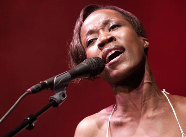 Rokia Traore Uppträder Scen Musikkonsert — Stockfoto