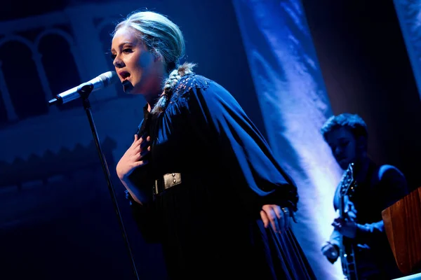 Adele Treedt Tijdens Een Muziekconcert — Stockfoto
