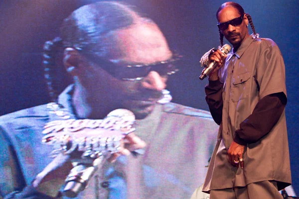 Snoop Dogg Παίζει Στη Σκηνή Κατά Διάρκεια Της Μουσικής Συναυλίας — Φωτογραφία Αρχείου