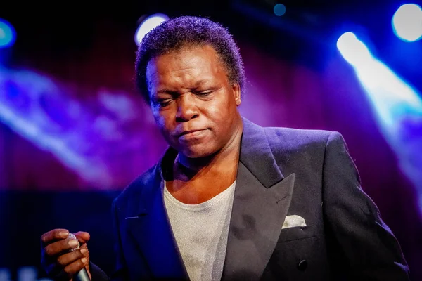 Lee Fields Müzik Konseri Sırasında Sahnede Sahne Alıyor — Stok fotoğraf