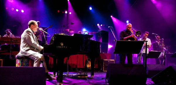 Jools Holland Występujący Scenie Podczas Koncertu — Zdjęcie stockowe