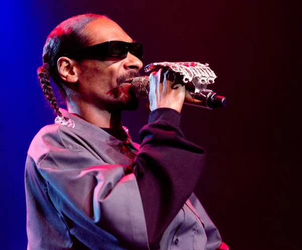 Snoop Dogg แสดงบนเวท ระหว างคอนเส ตเพลง — ภาพถ่ายสต็อก