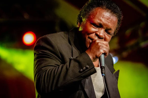 Lee Fields Che Esibisce Sul Palco Durante Concerto Musicale — Foto Stock