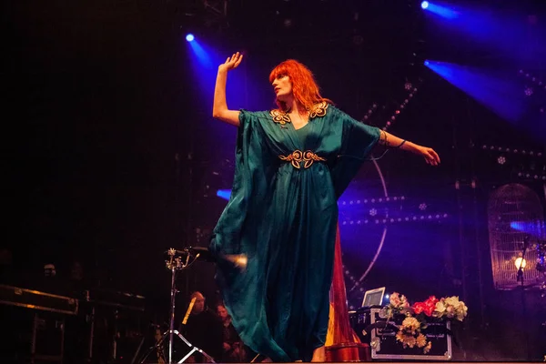 佛罗伦萨与机器 在音乐会期间在舞台上表演 — 图库照片
