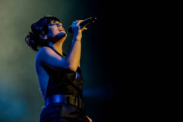 Lily Allen Treedt Tijdens Een Muziekconcert — Stockfoto