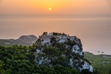 Monolithos şatosunda gün batımı, Rodos adası, Yunanistan