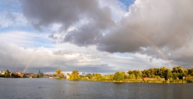 Sonbahar zamanı gölün üzerinde gökkuşağı 