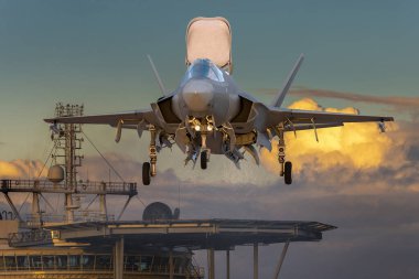F-35 5. nesil uçak bir uçak gemisine iniyor.