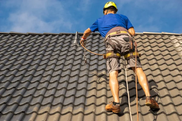 Pracownik Dużej Wysokości Malowanie Dachu — Zdjęcie stockowe