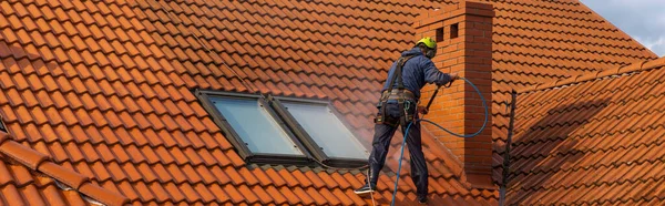 Hoogwerker Die Het Dak Wast Met Water Onder Druk — Stockfoto