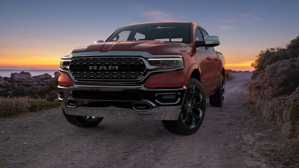 Dodge RAM 1500 güzel bir gün doğumunda deniz kenarında manzaralı bir yol sürüyor.