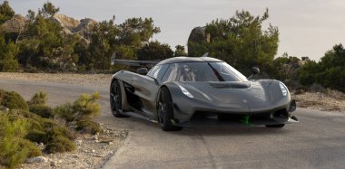 Koenigsegg Jesko resimli bir yolda