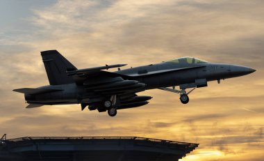 Boeing Super Hornet uçak gemisinin güvertesinden kalkıyor.