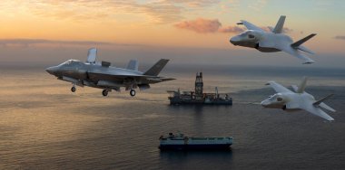 Lockheed Martin F-35 C bir uçak gemisine iniş için yaklaşıyor.