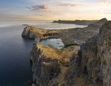 Lindos akropolünden Lindos köyü ve Akdeniz manzarası. Rodos, Yunanistan.