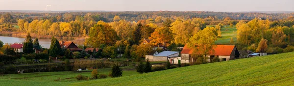 Paisaje Rural Otoñal Campos Verdes Árboles Con Ropa Otoño Lago —  Fotos de Stock