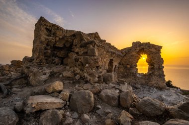 Monolithos şatosunda gün batımı, Rodos adası, Yunanistan