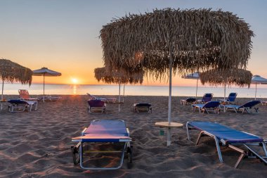 Rodos 'ta kumlu bir plajda güzel bir gün doğumu