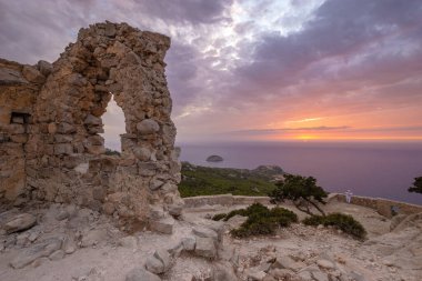 Monolithos şatosunda gün batımı, Rodos adası, Yunanistan