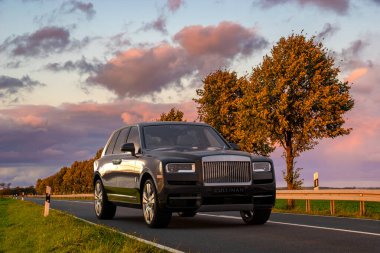 Sonbahar yolundaki Rolls-Royce Cullinan