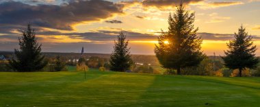 Sonbahar maiyetinde tepelerdeki golf sahasında