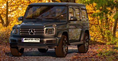 Mercedes G 500 AMG SUV Sonbahar yolunda sürüyor