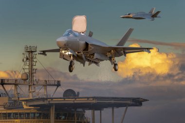F-35 5. nesil uçak bir uçak gemisine iniyor.