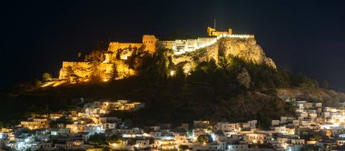 Lindos, kasaba, kale ve Akropolis 'in panoramik manzarası. Gece fotoğrafçılığı. Rodos, Yunanistan