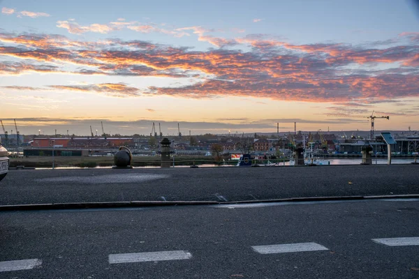 日の出に街の美しい景色を望むアスファルト駐車場 — ストック写真