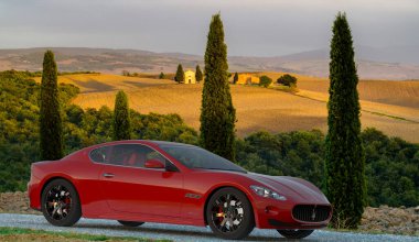 Maserati GranTurismo Toskana yolunda
