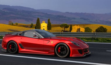 Spor Ferrari 599 Tuscany 'de gün batımında güzel bir yolda.