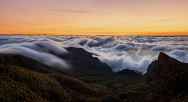 テネリフェ島のテイデ火山のカルデラから見える有名な 曇りの滝 日の出 — ストック写真