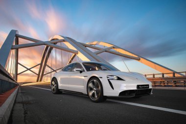 PorscheTaycan Turbo S yolda.