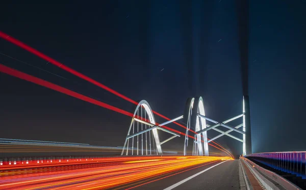 Traços Luz Carros Dirigindo Longo Estrada Noite Através Uma Bela — Fotografia de Stock