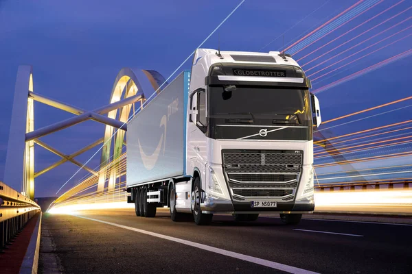 Samochód Ciężarowy Volvo Przyczepą Logo Amazon Prime Drodze — Zdjęcie stockowe