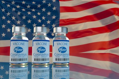 ABD bayrağının arka planında Pfizer tarafından geliştirilen Covid-19 aşısı