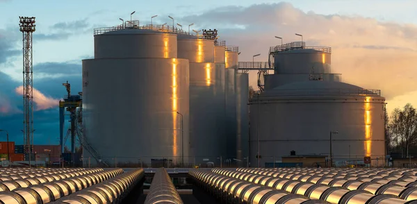 Pipelines Führen Treibstofftanks — Stockfoto