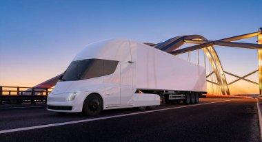 Tesla Semi kamyonu Tesla na otoyolunda geliştirilen 8. sınıf elektrikli bir yarı-kamyon..
