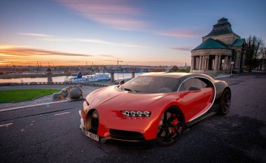 Bugatti Schironna tarihi binaların önündeki otoparkta.