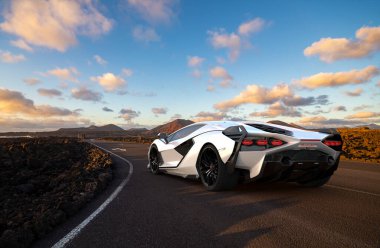 Lamborghini Sian FKP 37 çöl yolunda 