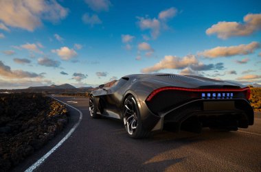 Bugatti La Voiture Noire çöl yolunda