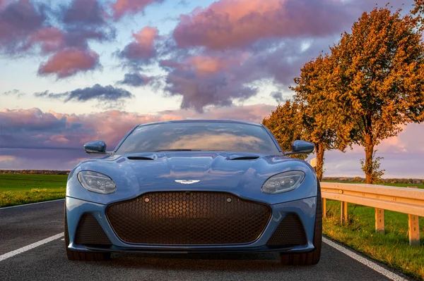 Aston Martin Dbs Süper Leggera Gün Batımında Manzaralı Bir Yolda — Stok fotoğraf