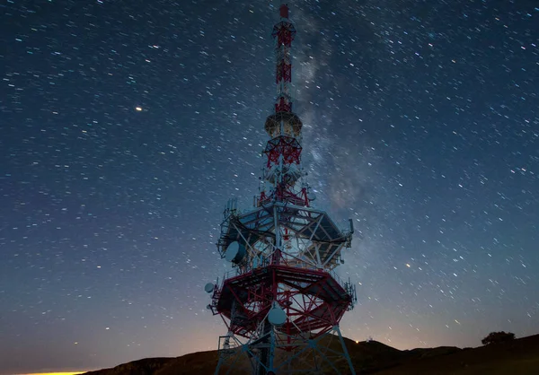 Radio Televisie Mast Tegen Achtergrond Van Nachtelijke Hemel — Stockfoto
