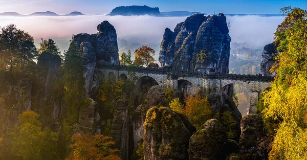 Die Berühmte Bastei Brücke Der Sächsischen Schweiz Bei Einem Wunderschönen — Stockfoto