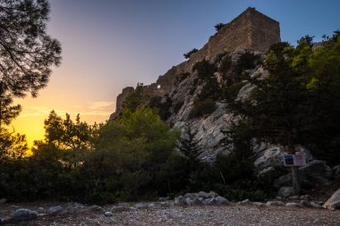 Monolithos şatosunda gün batımı, Rodos adası, Yunanistan