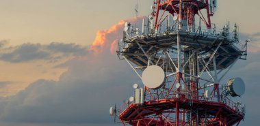 cep telefonu antenli radyo ve televizyon direği