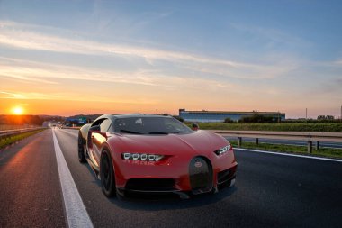 Bugatti Chiron otoyolu sürüyor.