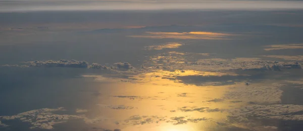 夕日に照らされた海の上の雲 空の景色 — ストック写真